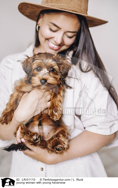 junge Frau mit jungem Havaneser / young woman with young havanese / LR-01110