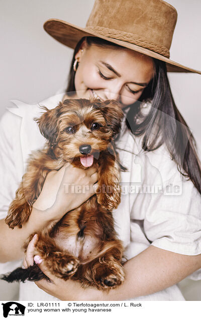 junge Frau mit jungem Havaneser / young woman with young havanese / LR-01111