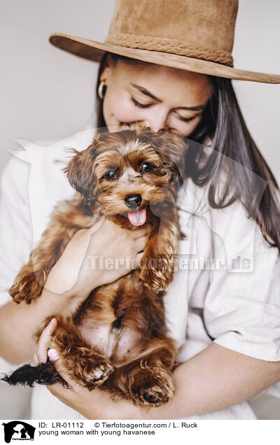junge Frau mit jungem Havaneser / young woman with young havanese / LR-01112