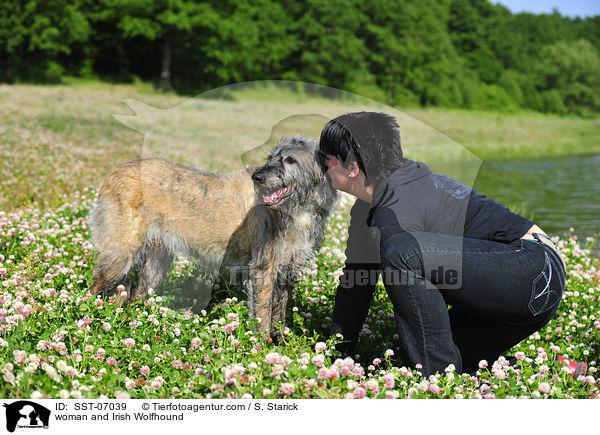 Frau und Irischer Wolfshund / woman and Irish Wolfhound / SST-07039