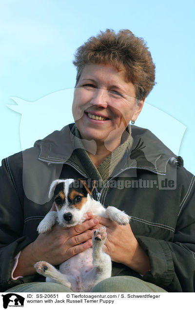 Frau mit Parson Russell Terrier Welpe / woman with Parson Russell Terrier Puppy / SS-20651