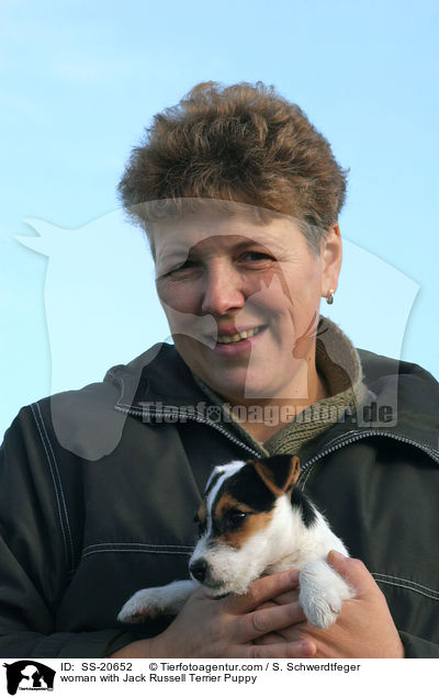 Frau mit Parson Russell Terrier Welpe / woman with Parson Russell Terrier Puppy / SS-20652