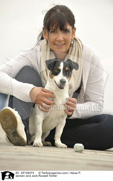 Frau und Jack Russell Terrier / woman and Jack Russell Terrier / AP-09474