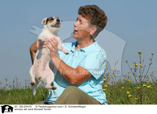 Frau mit Parson Russell Terriern / woman wit Parson Russell Terrier / SS-24476