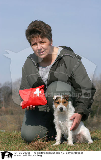 Frau mit Erste-Hilfe-Tasche / woman with first aid bag / SS-26306