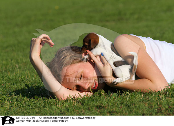 Frau mit Jack Russell Terrier Welpe / woman with Jack Russell Terrier Puppy / SS-27349
