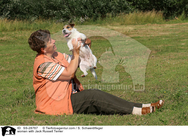 Frau mit Parson Russell Terrier / woman with Parson Russell Terrier / SS-28767