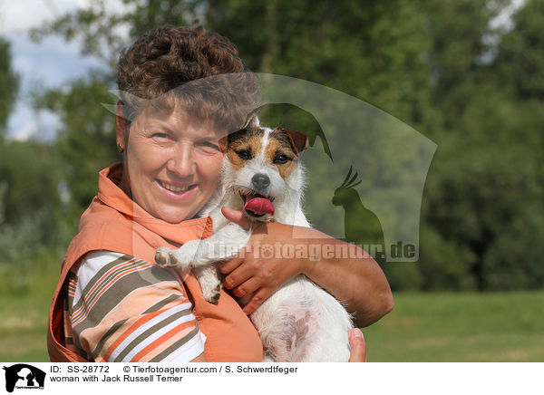 Frau mit Parson Russell Terrier / woman with Parson Russell Terrier / SS-28772