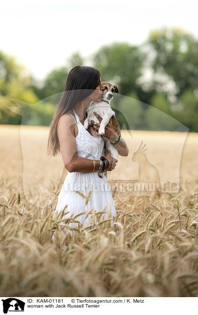 Frau mit Jack Russell Terrier / woman with Jack Russell Terrier / KAM-01181