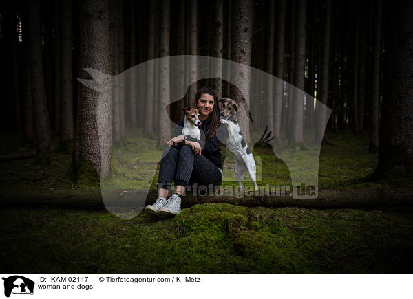 Frau und Hunde / woman and dogs / KAM-02117