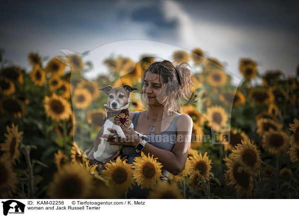 Frau und Jack Russell Terrier / woman and Jack Russell Terrier / KAM-02256