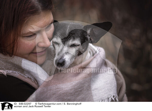 Frau und Jack Russell Terrier / woman and Jack Russell Terrier / SIB-02297