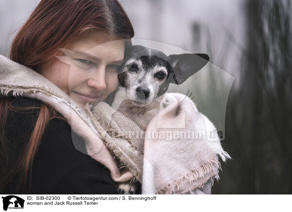 Frau und Jack Russell Terrier / woman and Jack Russell Terrier / SIB-02300