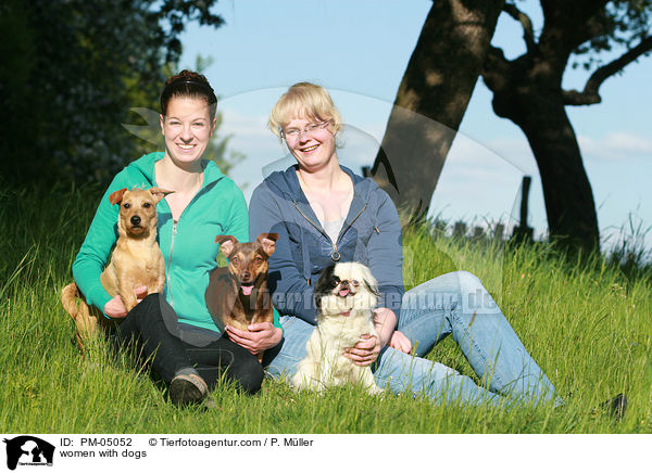 Frauen mit Hunden / women with dogs / PM-05052