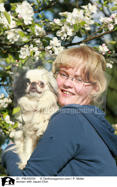 Frau mit Japan-Chin / woman with Japan-Chin / PM-05054