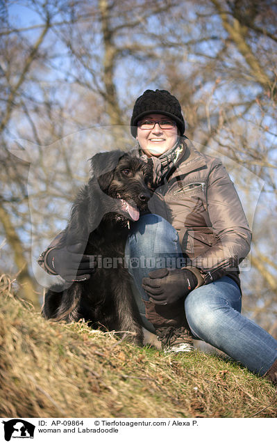 woman and Labradoodle / AP-09864
