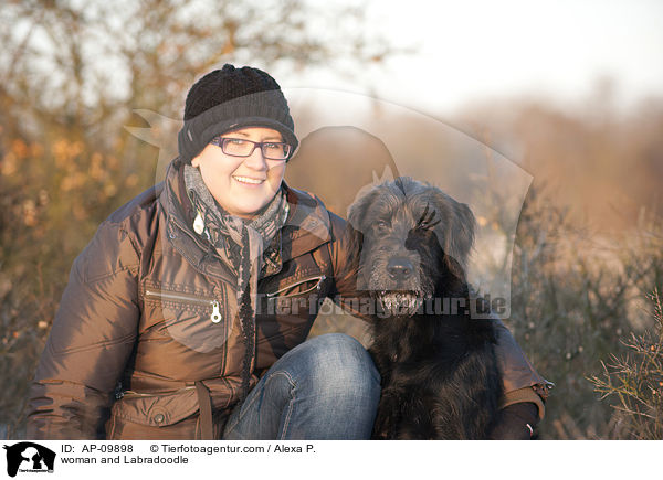 woman and Labradoodle / AP-09898