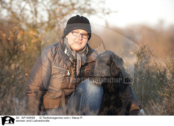 woman and Labradoodle / AP-09899