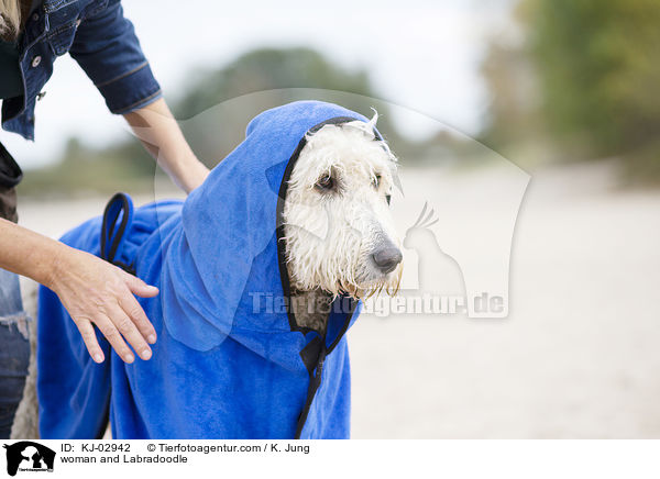 Frau und Labradoodle / woman and Labradoodle / KJ-02942