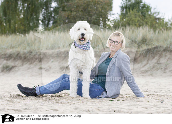 Frau und Labradoodle / woman and Labradoodle / KJ-03067