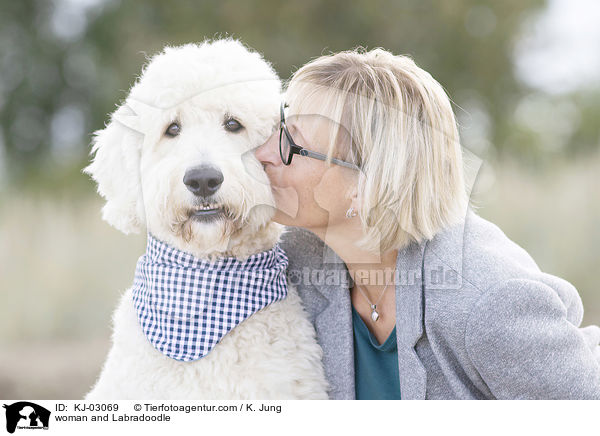 Frau und Labradoodle / woman and Labradoodle / KJ-03069