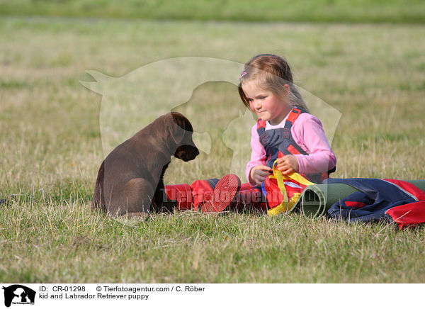 Kind und Labrador Retriever Welpe / kid and Labrador Retriever puppy / CR-01298