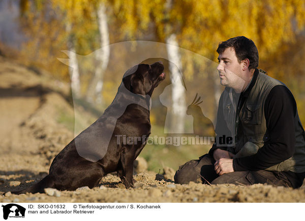 Mann und Labrador Retriever / man and Labrador Retriever / SKO-01632