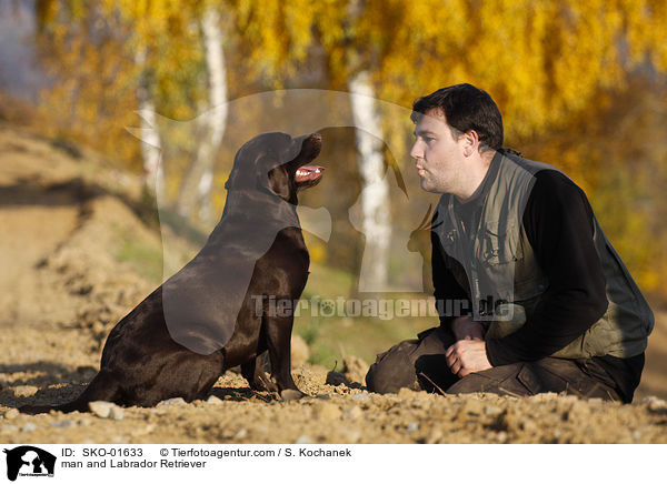 Mann und Labrador Retriever / man and Labrador Retriever / SKO-01633
