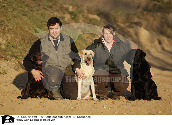 Familie mit Labrador Retrievern / family with Labrador Retriever / SKO-01669