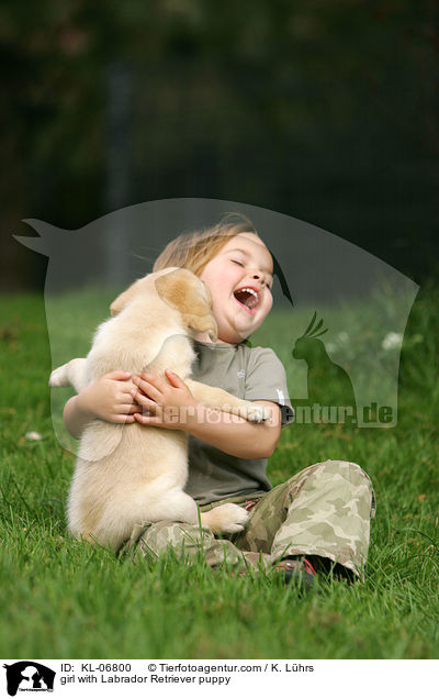 Mdchen mit Labrador Retriever Welpe / girl with Labrador Retriever puppy / KL-06800