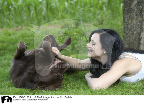Frau und Labrador Retriever / woman and Labrador Retriever / HBO-01239
