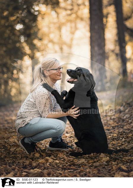 Frau mit Labrador Retriever / woman with Labrador Retriever / SSE-01123