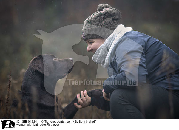 Frau mit Labrador Retriever / woman with Labrador Retriever / SIB-01324