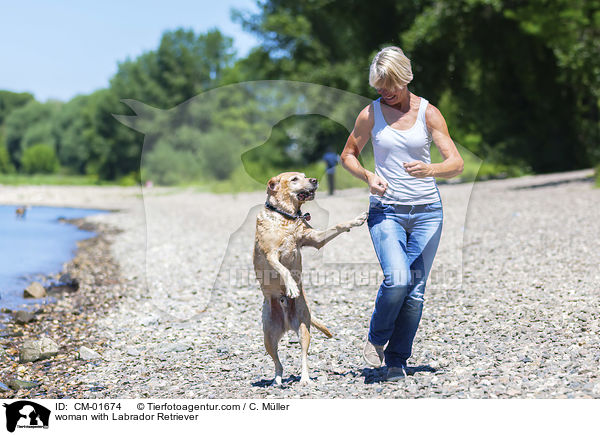 Frau mit Labrador Retriever / woman with Labrador Retriever / CM-01674