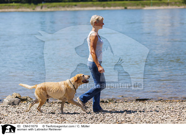 Frau mit Labrador Retriever / woman with Labrador Retriever / CM-01679