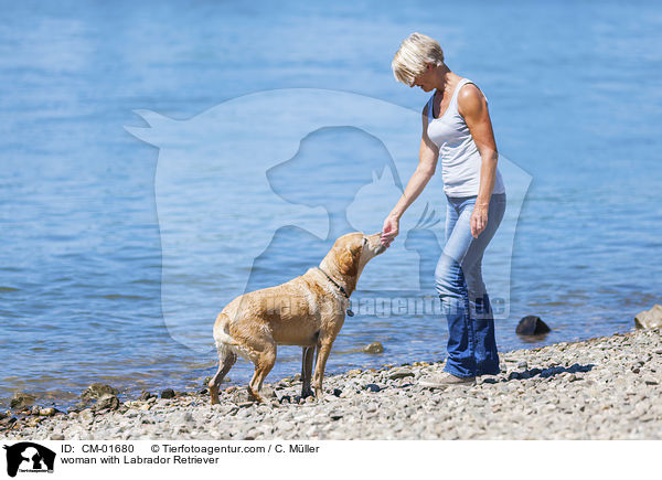 Frau mit Labrador Retriever / woman with Labrador Retriever / CM-01680