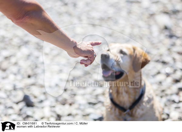 Frau mit Labrador Retriever / woman with Labrador Retriever / CM-01681