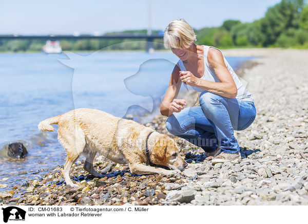 Frau mit Labrador Retriever / woman with Labrador Retriever / CM-01683