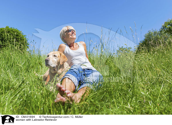 Frau mit Labrador Retriever / woman with Labrador Retriever / CM-01694