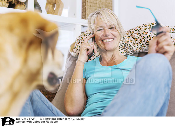 Frau mit Labrador Retriever / woman with Labrador Retriever / CM-01724