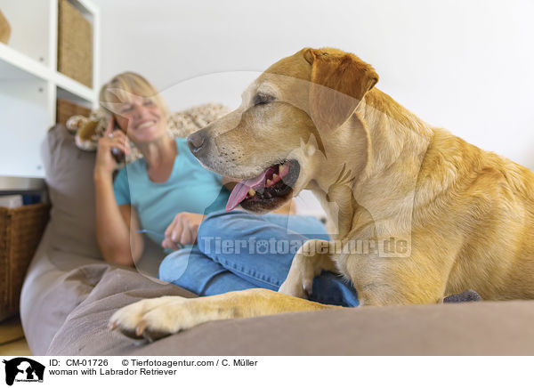 Frau mit Labrador Retriever / woman with Labrador Retriever / CM-01726