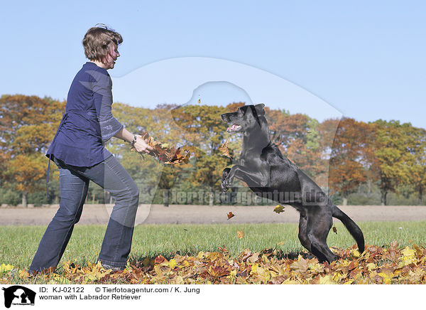 Frau mit Labrador Retriever / woman with Labrador Retriever / KJ-02122