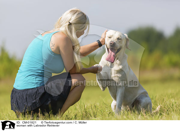 Frau mit Labrador Retriever / woman with Labrador Retriever / CM-01821