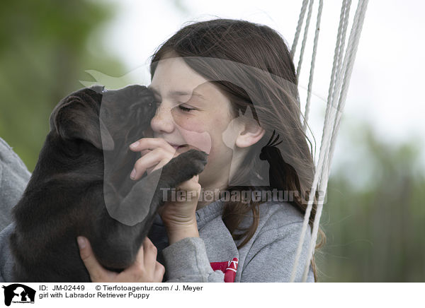 Mdchen mit Labrador Retriever Welpe / girl with Labrador Retriever Puppy / JM-02449