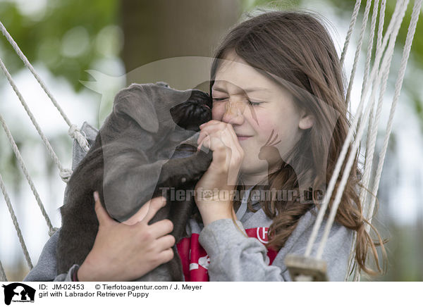 Mdchen mit Labrador Retriever Welpe / girl with Labrador Retriever Puppy / JM-02453