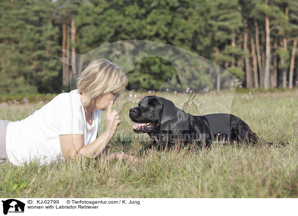 Frau mit Labrador Retriever / woman with Labrador Retriever / KJ-02799