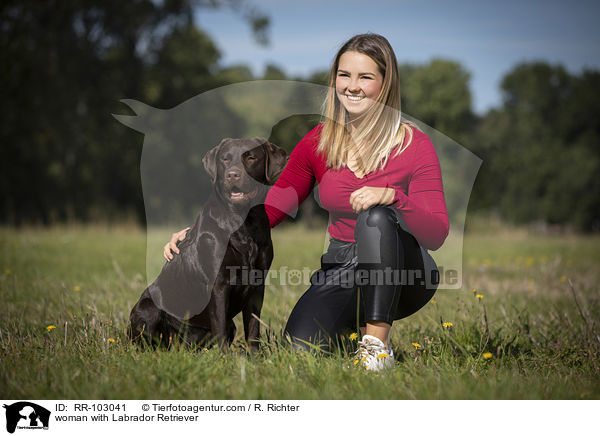 Frau mit Labrador Retriever / woman with Labrador Retriever / RR-103041