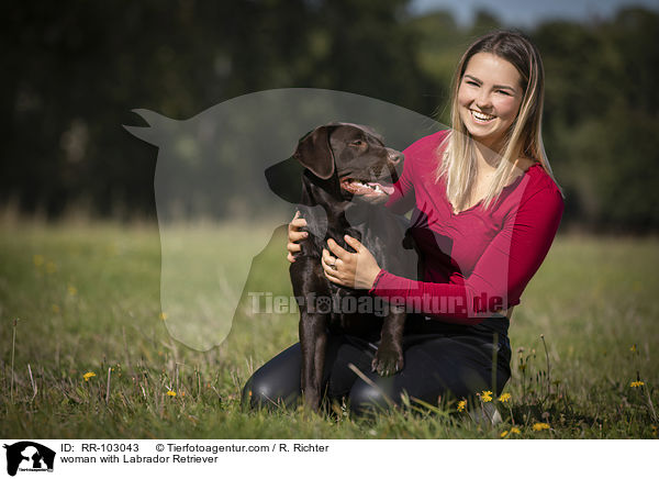 Frau mit Labrador Retriever / woman with Labrador Retriever / RR-103043