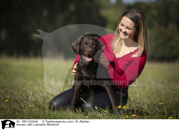 Frau mit Labrador Retriever / woman with Labrador Retriever / RR-103046