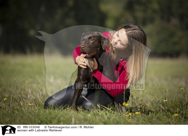Frau mit Labrador Retriever / woman with Labrador Retriever / RR-103048